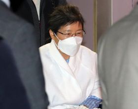 赦免無望，朴槿惠87歲才出獄！文在寅會進去和她作伴嗎？