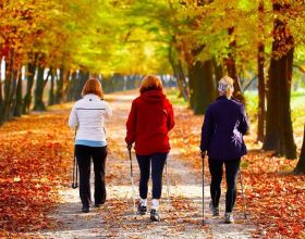 散步時多加1個動作，強身健體防骨折，幫你趕走身體7種疾病