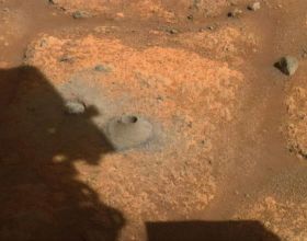 5500萬公里外，毅力號傳回真實照片，岩石清晰可見，火星一片荒涼