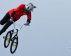 全運會-腳踏車女子小輪車自由式公園賽：與飛機同框