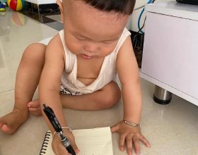 一歲的寶寶會寫字了 不錯