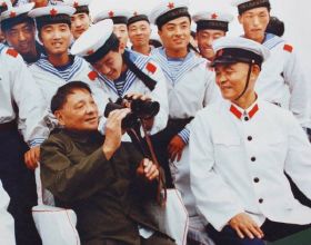 1982年，蘭州軍區司令換人，鄧小平對一位老將說，你去我放心