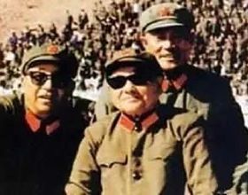 1981年鄧小平當選軍委主席，觀摩演習後，在主席臺發表歷史性講話