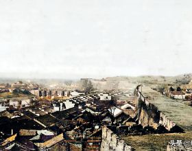 1911年的南京古城，鼓樓前有兵丁把守，江南貢院破爛不堪