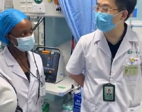 非洲留學生在武漢實習不會中文，醫生用英文講解：是不是不該慣著
