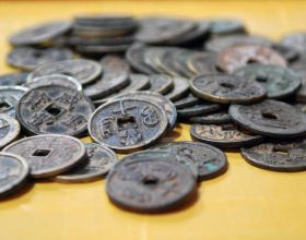 普通村莊遍地古錢幣，孩童拿它當玩具，20多噸古錢幣從何而來？