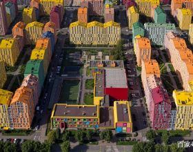 烏克蘭廢棄工廠變身彩虹積木般的繽紛社群住宅