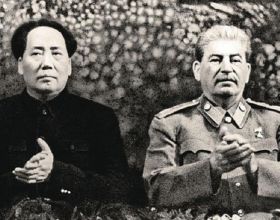49年斯大林在蘇聯見到毛主席，握住他的手：你很年輕，很了不起