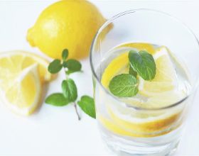 常喝檸檬水能美白嗎？還有這些好處，愛美的你不妨試試