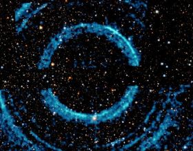 天文學家發現黑洞周圍不尋常的巨大光環