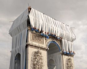 60年未竟的夢想，巴黎凱旋門被巨大織物包裹，原來一切只為紀念