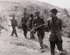 越軍特工潛入廣西鄉村，遭遇七位廣西民兵大叔，一死一傷逃回越南