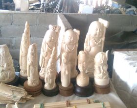 當年的安哥拉象牙市場，有象牙製品與非洲雕塑，後來市場被取締