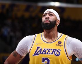 真替女明星捏把汗，娜紮在大冷天穿吊帶裙出席活動，看著都挺冷的