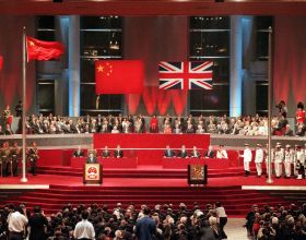 1997年香港迴歸，英國降下國旗後，為何會間隔5秒才升起五星紅旗