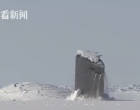 美核潛艇在北冰洋破冰上浮 一頭北極熊抱住狂舔