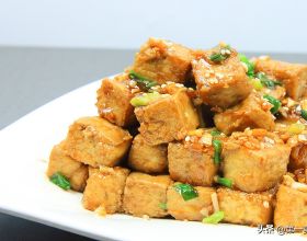 豆腐怎麼煎不粘鍋不破碎，廚師長分享小技巧，外酥裡嫩，表皮金黃