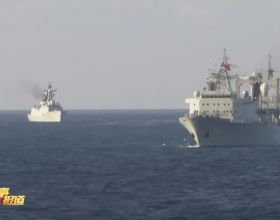 中國、新加坡海軍艦艇編隊舉行海上聯合演習，現場畫面曝光