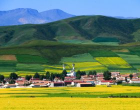 青海與甘肅交界，有座寶藏小縣城，幾乎包攬了兩地最美的風景