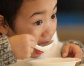 7歲娃愛吃肉，很少吃青菜，從不積食便秘，醫生：2件事或許有幫助
