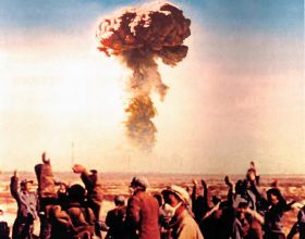 1963年金庸發文抨擊中國原子彈，陳毅卻為其求情：請對他高抬貴手