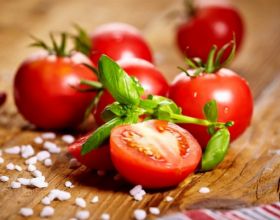 經常吃西紅柿，6大好處會不請自來，但在食用時要注意“4大禁忌”