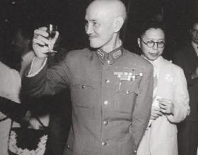 重慶談判：蔣介石從一支菸斷定毛主席是個厲害角色