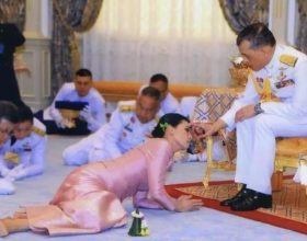 21歲不丹王后大婚時趴地跪拜國王，泰國王后跪泰王，還得跪小姑子