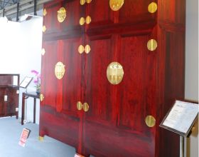 2021中國紅博會9月北京成功舉辦，小葉紫檀素面大頂箱櫃震撼登場