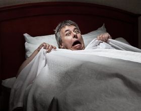 為什麼睡覺時身體會突然抖一下？不是大腦怕你死，科學解釋來了