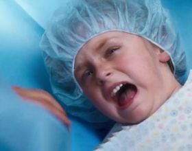 女孩一出生，就被母親送上手術檯，給姐姐捐獻各種器官，虐心電影