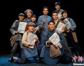 中國兒童戲劇經典《報童》重排登臺 老少藝術家深情話傳承