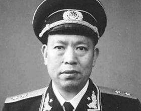 他是原浙江軍區副政委，55年授中將銜，兒子56歲出任海軍副司令