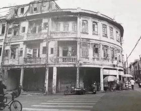 1931年，周恩來在汕頭一旅店休息，看到牆上黃埔合影照，立刻轉移