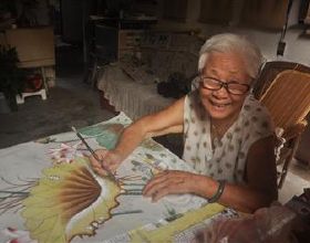 活到老，學到老 溫泉92歲“勵志奶奶”苦學工筆畫