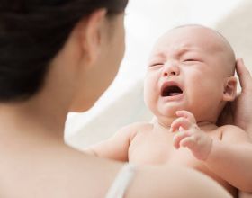 危急！媽媽正諮詢疫苗接種，剛出生40天的寶寶突然面如死灰、呼吸急促……