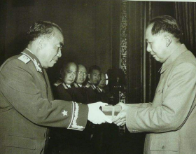 關曉彤也太趕&OpenCurlyDoubleQuote;時髦&rdquo;了，穿冰墩墩衛衣走機場，看了都羨慕