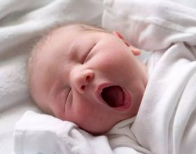 睡姿不當會導致新生兒頭骨變形，不少新手媽媽還不懂，及時糾正