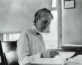 林允兒，清爽的溫柔少女，甜美可人的氣質，讓你重溫初戀的感覺