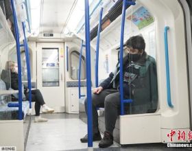 倫敦地鐵乘客擔憂感染新冠拒握扶手 摔落扶梯意外頻發