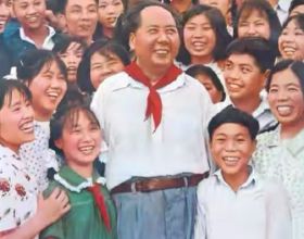 1959年，那個給毛主席戴紅領巾的男孩子，他後來過得怎麼樣了？