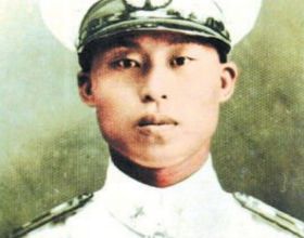 參加空軍因身高被拒，後成為第一個擊落侵華日軍戰機的中國飛行員
