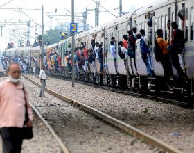 火車“掛滿”人！印度新冠疫情期間火車滿載乘客