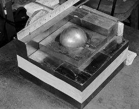 一顆不起眼的金屬球，本應成為原子彈轟炸日本，卻連殺兩名科學家