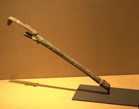 山西青銅博物館館藏“自拍杆”，這件文物實在有趣