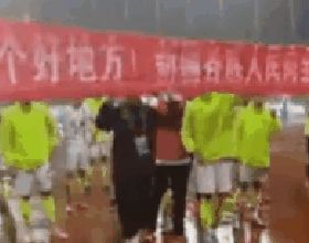 全運會U20男足決賽後，新疆隊拉起感人橫幅：向全國人民致敬，大美新疆歡迎您