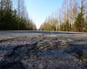 俄一居民自費修復30處道路坑窪或被罰？市長：未經批准不可自行修路