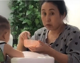 姥姥餵飯的專屬表情包，被媽媽記錄下來，網友：這表情包全國統一