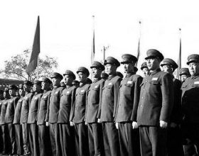 1955年全軍授銜，彭總對此人的軍銜不滿，指示：必須要降一級才行