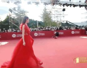 北京電影節開幕紅毯，Angelababy愛心裙，吳京帶大家比贊